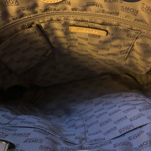 SOLD 🛑 MICHAEL KORS METALLIC JET SET TOTE - Picture 3 of 3